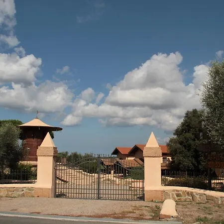 Borgo Rurale San Giusto 컨트리하우스 *